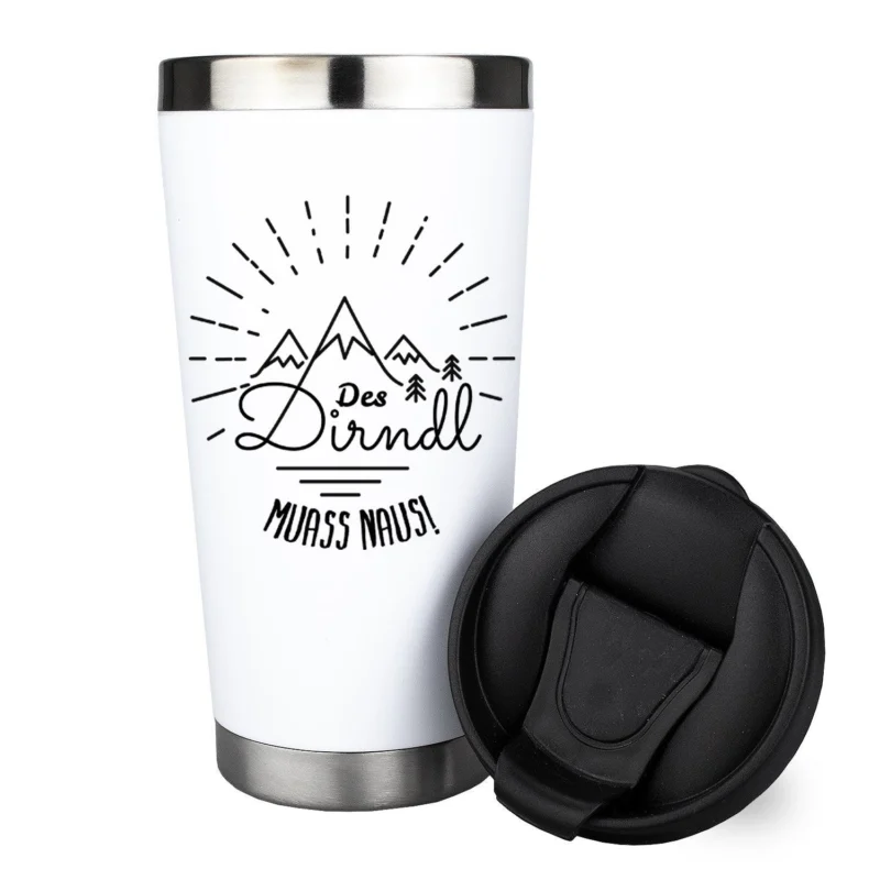Weißer Thermo-Becher Des Dirndl muass naus mit schwarzer Aufschrift, Bergmotiv und abnehmbarem Deckel.